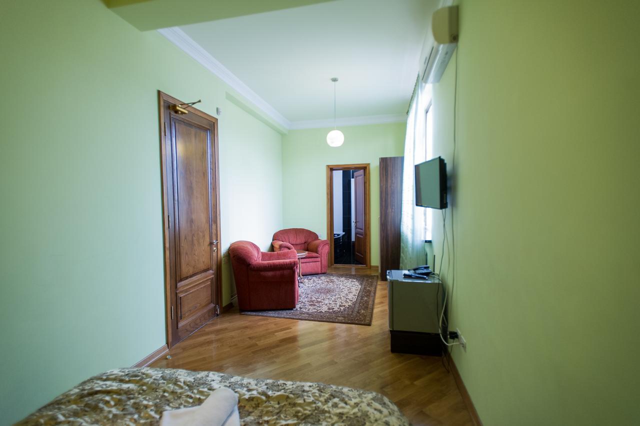 Hotel Amber Batumi Esterno foto